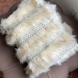 Artisan de Luxe Faux Shearling Throw 5x5